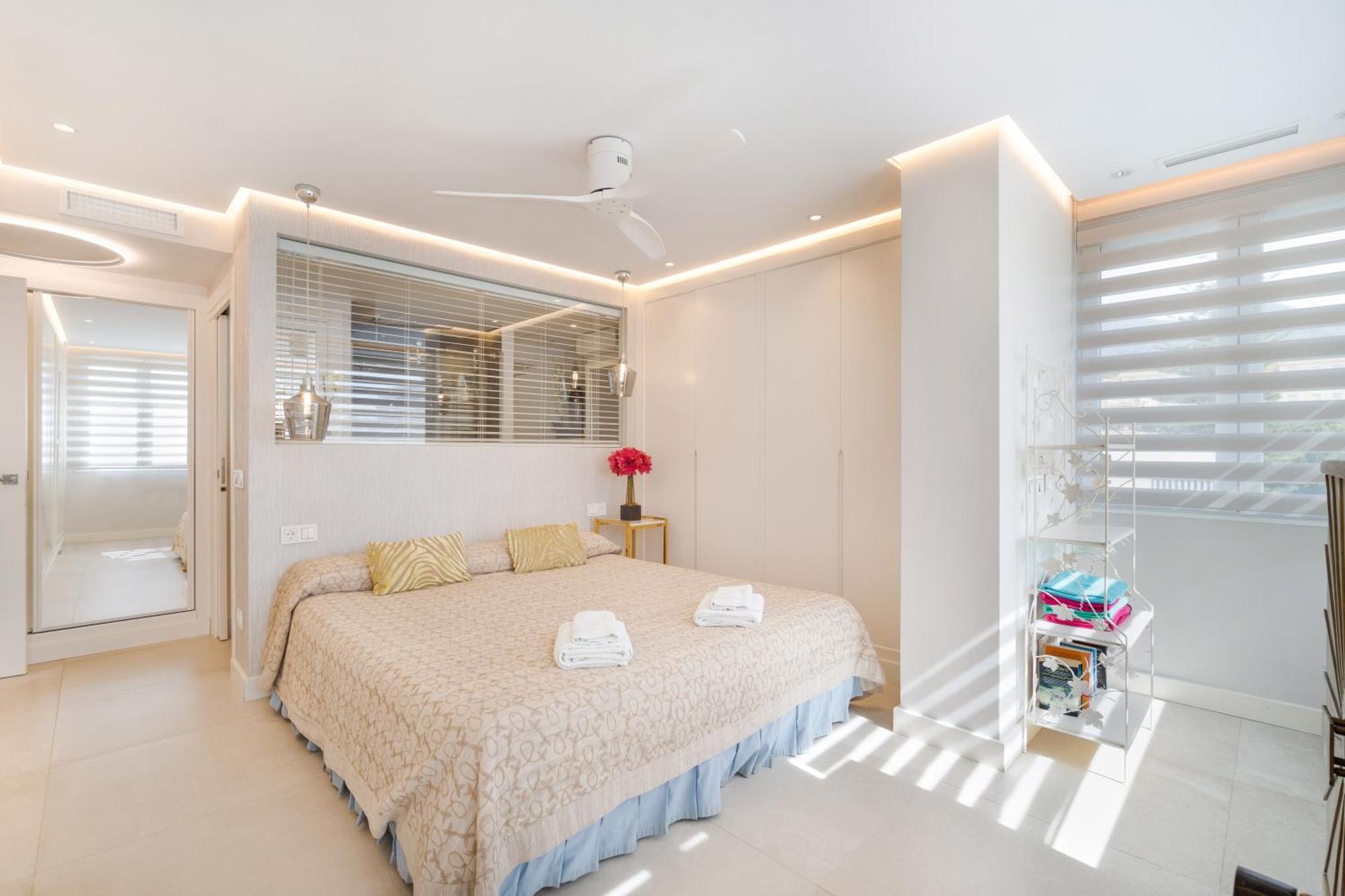 Elegant Beachside Apartment *